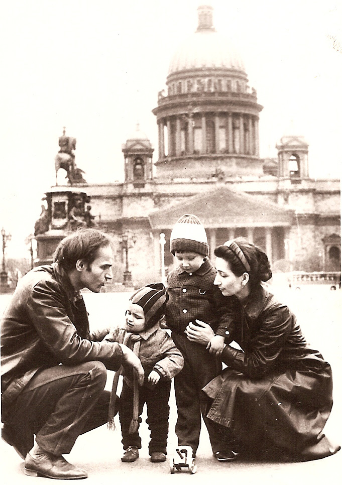 Аида Акавова с семьёй у Исаакиевского собора, Ленинград, 1980-е